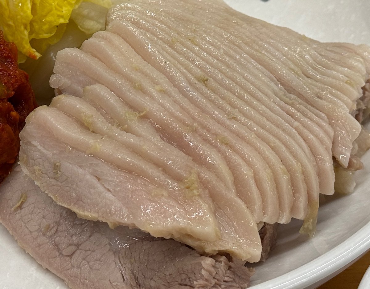 GRRmire's tweet photo. 明日休みにしたから早く起きられたらランチにポッサムとか食べに行きたいなと思ったんだけど、
左みたいな薄切りで全面白っぽいプルプルのもあれば、右みたいな1cmくらいの厚みのもあって、左の薄切りのやつはあまり日本で見かけないんだけどどこかにあるんだろうか。
そして明日起きられるかな。 https://t.co/4cd3oCmViZ