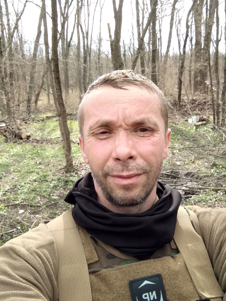 ctzn24's tweet photo. МИ🇺🇦РАЗОМ

🫡🇺🇦Володимир Тимосевич, позивний ТЕМА.
https://t.co/P8zYDBklx5
«У 2022 році я сам прийшов до військкомату. Тоді мене не взяли. Я не мав військового досвіду, мав 3 групу інвалідності, але не міг просто сидіти вдома й дивитися, як моя країна щодня стікає кров’ю. Я знав: якщо не ми, то хто?

Моє бажання захищати Україну виявилося сильнішим за страх, сумніви та обмеження. 07.07.2023 року добровільно став до лав ДПСУ та склав присягу на вірність Україні. Я мав честь служити у 3-му Луганському прикордонному загоні «Помста».
12 квітня 2024 року під час виконання бойового завдання у Серебрянському лісі на Луганщині моє життя змінилося назавжди. Я отримав важке мінно-вибухове поранення. Пам’ятаю той момент уривками. Пам’ятаю біль. Пам’ятаю побратимів, які не залишили мене та витягнули з-під обстрілів. Уламок пройшов через праву легеню та пошкодив спинний мозок.

Далі були стабпункт, Слов’янськ, Дніпро… А потім довгі місяці лікарень, операцій та реабілітації. Київ. Рівне. Латвія.

Я вчуся жити заново. Те, що раніше було звичним і простим, сьогодні потребує неймовірних зусиль. Але я не здаюся. Бо там, на фронті, я пообіцяв собі боротися до кінця…» - розповідає Володимир.

Нещодавно Володимир пройшов курс відновлення у реабілітаційному комплексі «АГАПЕ УКРАЇНА» у межах проєкту «Підтримка родини ветеранів з інвалідністю. Відновлення та реабілітація», який реалізує БФ «Громадянин» за підтримки програми «Спроможні та сильні», що впроваджується Фондом Східна Європа за сприяння Швейцарії.

За період проходження реабілітації вдалося досягти важливих результатів:
— покращення фізичної витривалості та м’язової сили;
— підвищення рівня самостійності та мобільності;
— опанування техніки пересування сходами у кріслі колісному;
— навички самостійного підйому після падіння;
— важливі позитивні зміни у медичному стані.

докладніше дивіться:
https://t.co/P8zYDBklx5

🤝Дякуємо всім, хто підтримував Володимира на цьому шляху. Разом ми допомагаємо нашим захисникам повертатися до активного життя!