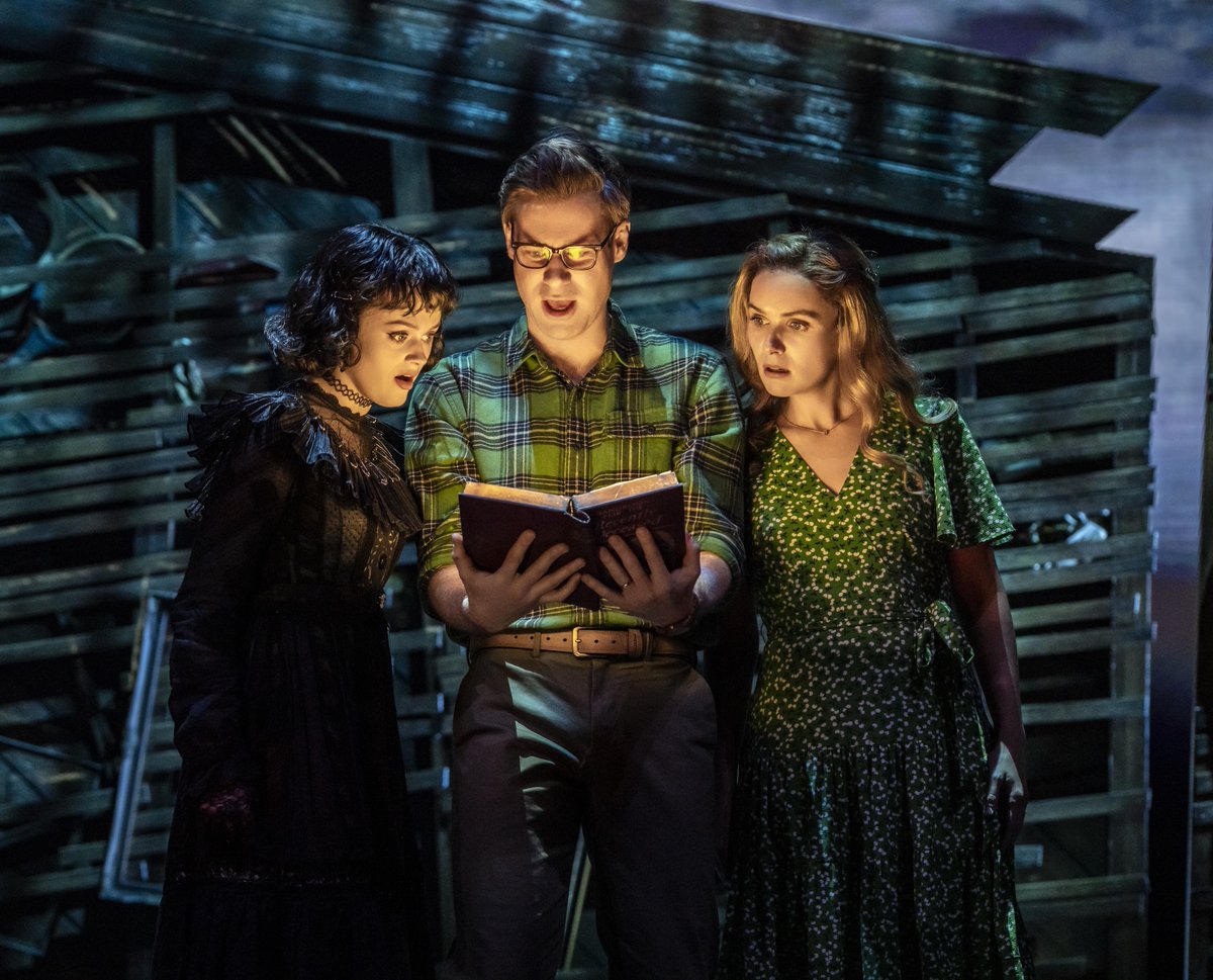 BeetlejuiceWE's tweet photo. 🖤 PHOTOS FROM THE NETHERWORLD 🤍
God, we hope the West End is ready for a show about... 💀🪦

📸 Johan Persson https://t.co/FFL5WgoS43