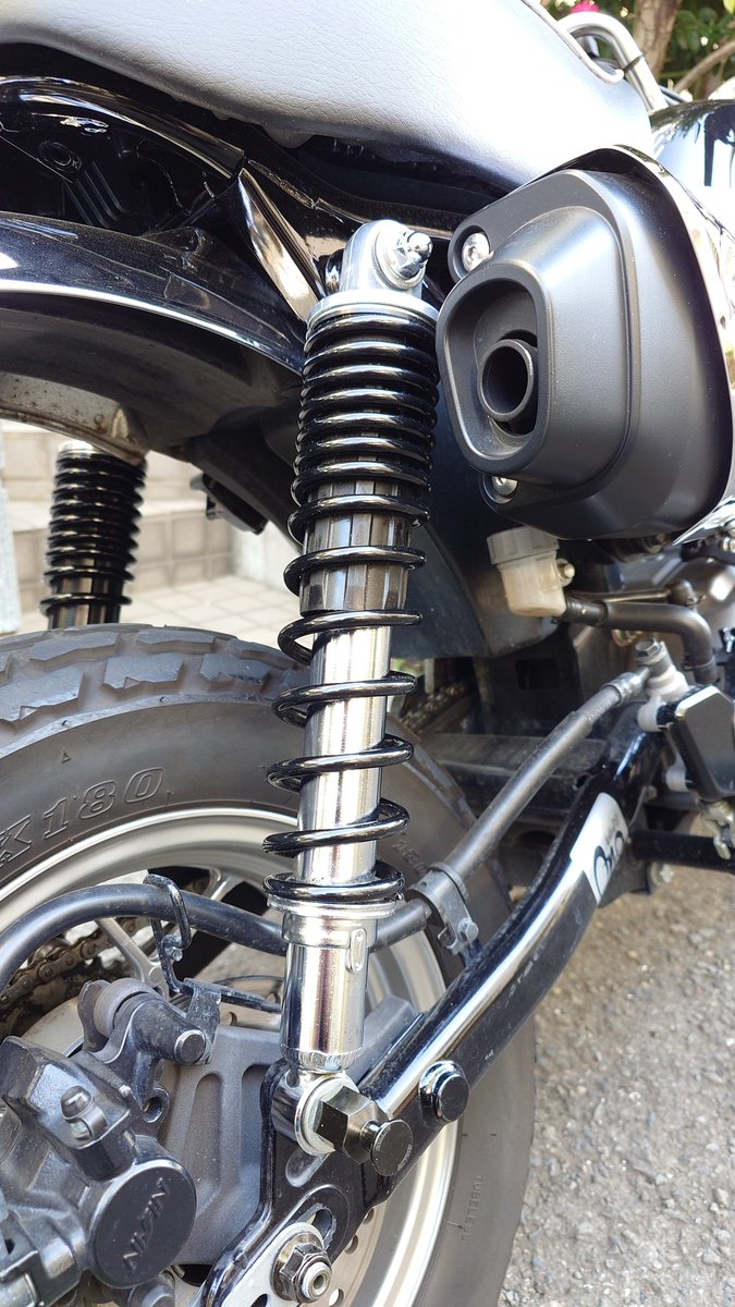 GreenBrotherMan's tweet photo. 今年１月にMonkeyのリアサスを交換！
純正流用だから安心快適ｗ

左側・ダックス125純正
右側・モンキー125純正

DAXは二人乗りだからMonkeyよりコイル太めで踏ん張り効くと思ってヤフオクで購入！

交換してからの感想！
快適過ぎるゎ…🤭ｗ

#モンキー125
#純正流用 https://t.co/CoBvdBXUHs