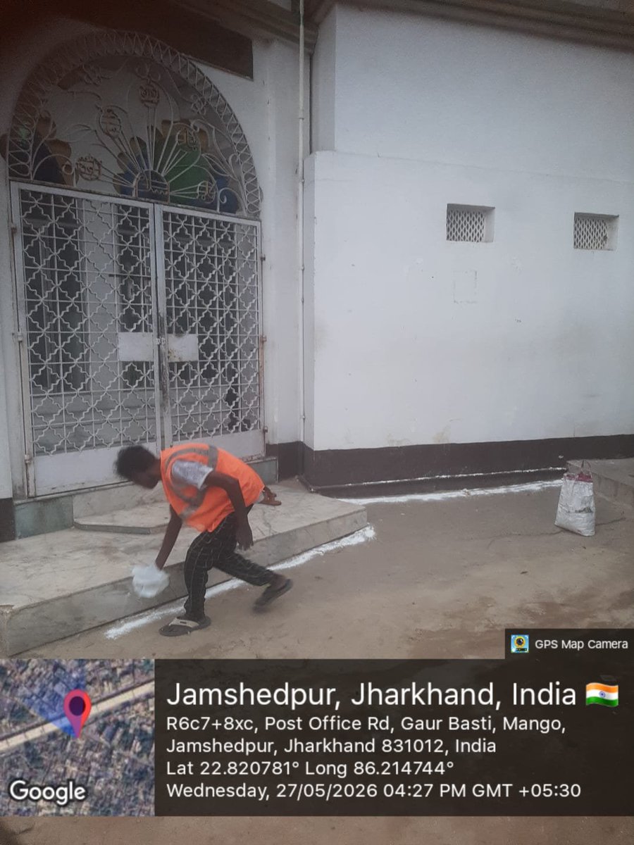 MangoNotified's tweet photo. ईद-उल-अजहा (बकरीद) को लेकर मानगो नगर निगम द्वारा विभिन्न मस्जिदों एवं ईदगाहों में विशेष सफाई अभियान चलाया जा रहा है। कचरा उठाव, नालियों की सफाई एवं ब्लीचिंग पाउडर का छिड़काव कर स्वच्छ वातावरण सुनिश्चित किया जा रहा है। 
@SudhaGuptajsr 
@kkjnac 
@DCEastSinghbhum 
@HemantSorenJMM https://t.co/nukJaPb1sZ