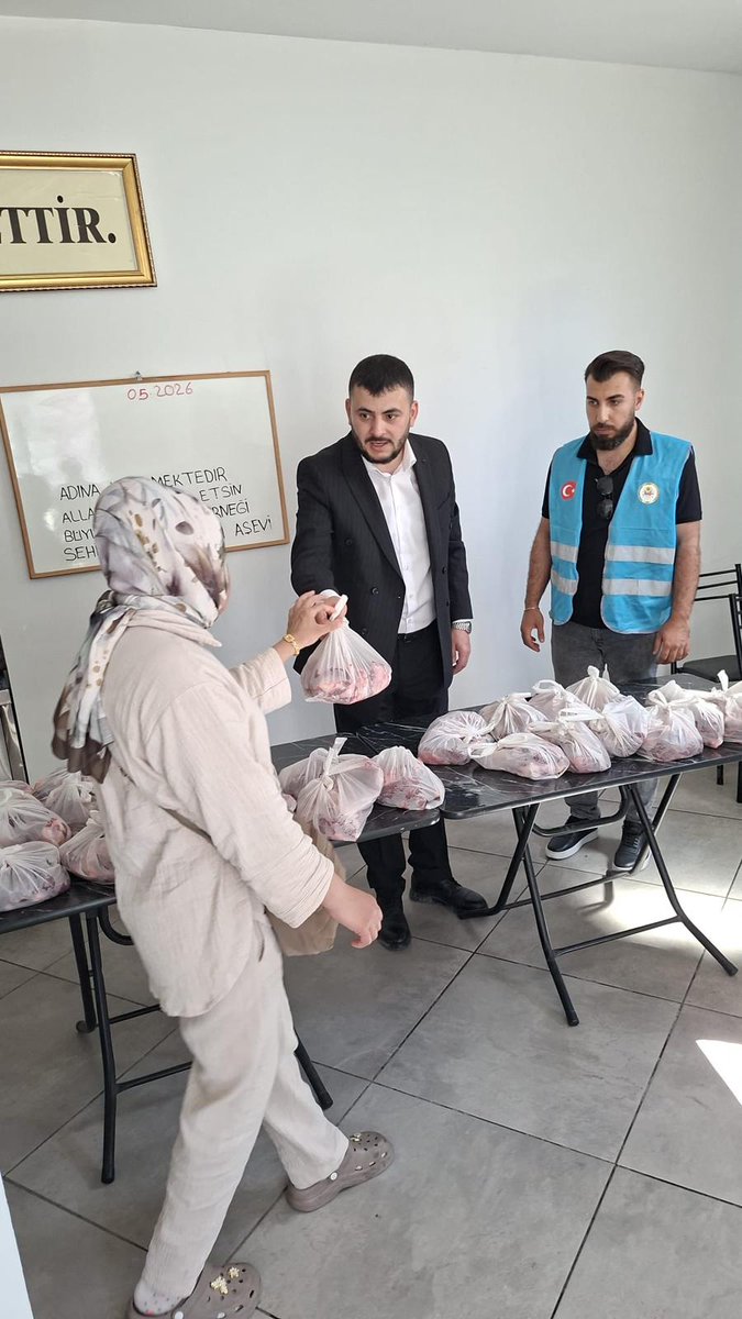 soneribic's tweet photo. Kurban Paylaşmaktır Dedik İhtiyaç Sahibi Ailelerimize Kurban İkramında Bulunduk Rabbim Birliğimizi Daim Etsin...
#KurbanBayramımızMübarekOlsun 
#KurbanBayramınız https://t.co/zVwtDdGX2Z
