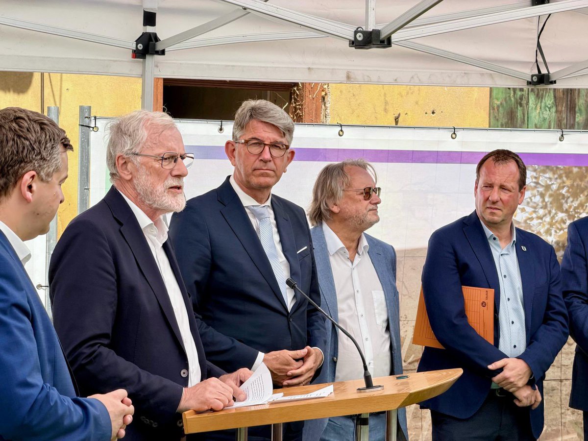 sachsenanhalt's tweet photo. Neues Besucherzentrum für das #GartenreichDessauWörlitz: MP @schulzeeuropa &amp; StM #Robra beim Baustart zu Gast. Das "Gelbe Haus" in #Wörlitz soll denkmalgerecht saniert werden. "Mit dem neuen Besucherzentrum machen wir dieses @unesco_de-Welterbe noch besser erlebbar", so der MP. https://t.co/CbQk3G8XvO