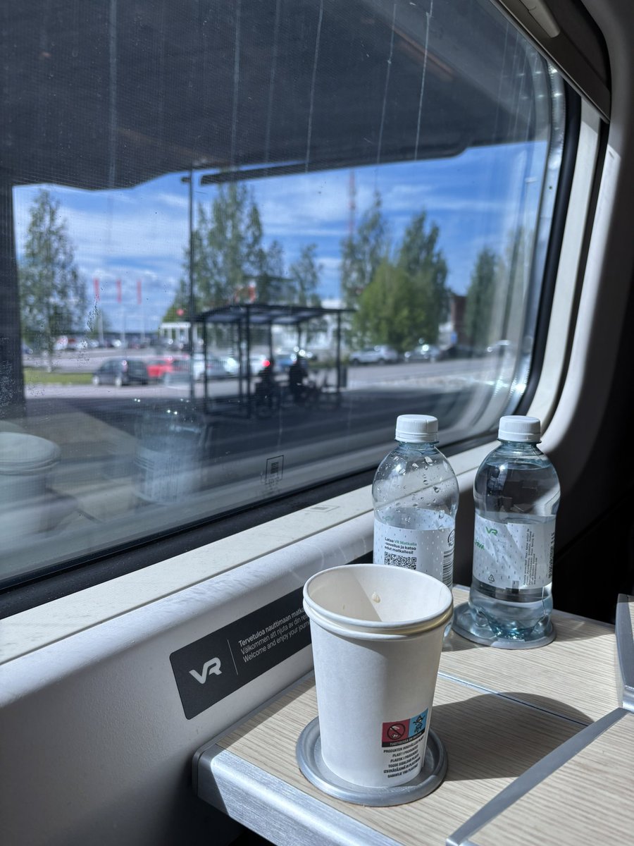 ippu's tweet photo. Ihminen lentää kuuhun ja sen ympärikin ollen nettissä, mutta Suomessa, aikanaan tele- ja verkkotekniikan ihmemaassa matkustajajunien tieto- ja matkapuhelinverkot on pätkiviä räpellyksiä. #vr #junamatkailu https://t.co/XcDW4AmcMV