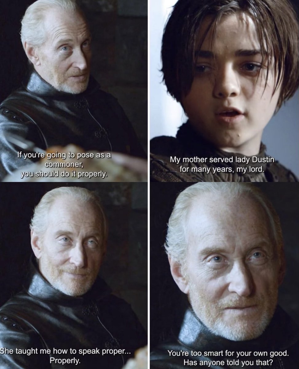 KingTargaryenn's tweet photo. Uno de los mayores aciertos de Game of Thrones respecto a los libros fue mejorar una de sus tramas secundarias, creando ya de paso, una de las mejores dinámicas de toda la serie.

En los libros, cuando Arya Stark se encuentra en Harrenhal, termina sirviendo como copera de Roose Bolton. Si bien esa relación es tensa y refleja la crueldad fría de su captor, carece del magnetismo que la serie logró al cambiar a Roose Bolton por Tywin Lannister, elevando así el nivel narrativo de forma espectacular.

La decisión de emparejar a Maisie Williams y Charles Dance funcionó como un tablero de ajedrez psicológico. Teníamos a la heredera oculta de la Casa Stark sirviendo directamente al patriarca de los Lannister, el hombre responsable de la caída de su familia. Cada conversación entre ellos era un campo de minas donde un solo desliz de Arya significaba su fin.

Lo fascinante de esta escena original es que humanizó a Tywin sin quitarle su lado más oscuro. Él veía en esta niña plebeya una inteligencia y una chispa que lamentaba no encontrar en sus propios hijos. Por su parte, Arya aprendía de primera mano cómo pensaba el enemigo más implacable de su padre, mientras que sus diálogos nos regalaron un poco de lore sobre Aegon el Conquistador y los dragones.

Fue un duelo actoral absoluto, lleno de subtexto, miradas tensas y un respeto mutuo tan inesperado como peligroso. Esto demuestra que no solo el libro puede hacer grande a la serie, sino que, cuando los guionistas se toman su trabajo en serio, una adaptación es capaz de superar en algunos aspectos a la obra base expandiendo el verdadero potencial de sus personajes.

De hecho, este cambio generó un debate que sigue vivo años después sobre si Tywin realmente descubrió la verdadera identidad de Arya y prefirió callarse por algún motivo. ¿Vosotros qué creéis?