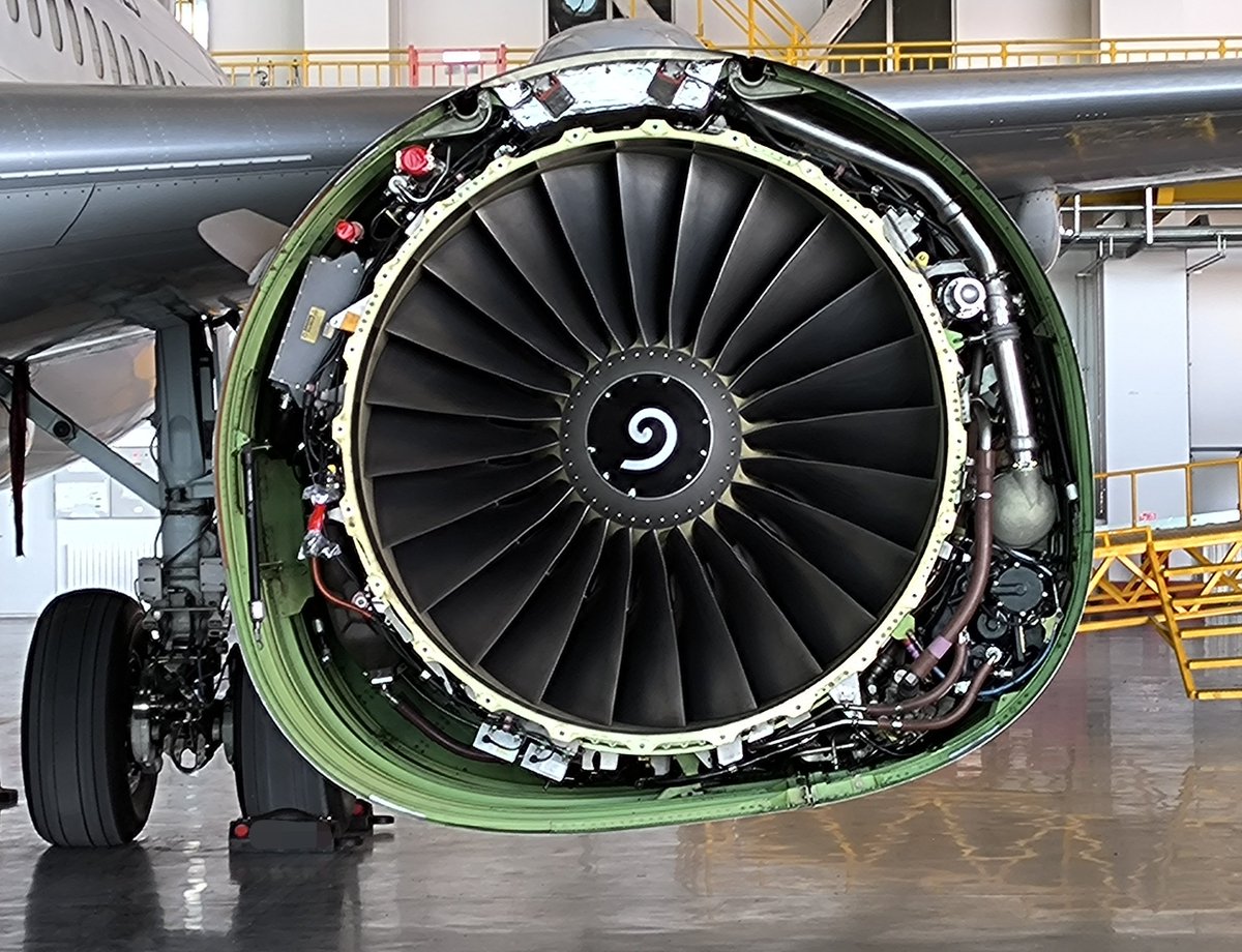 Check out this close-up of a 737NG engine Ever notice how the bottom ...