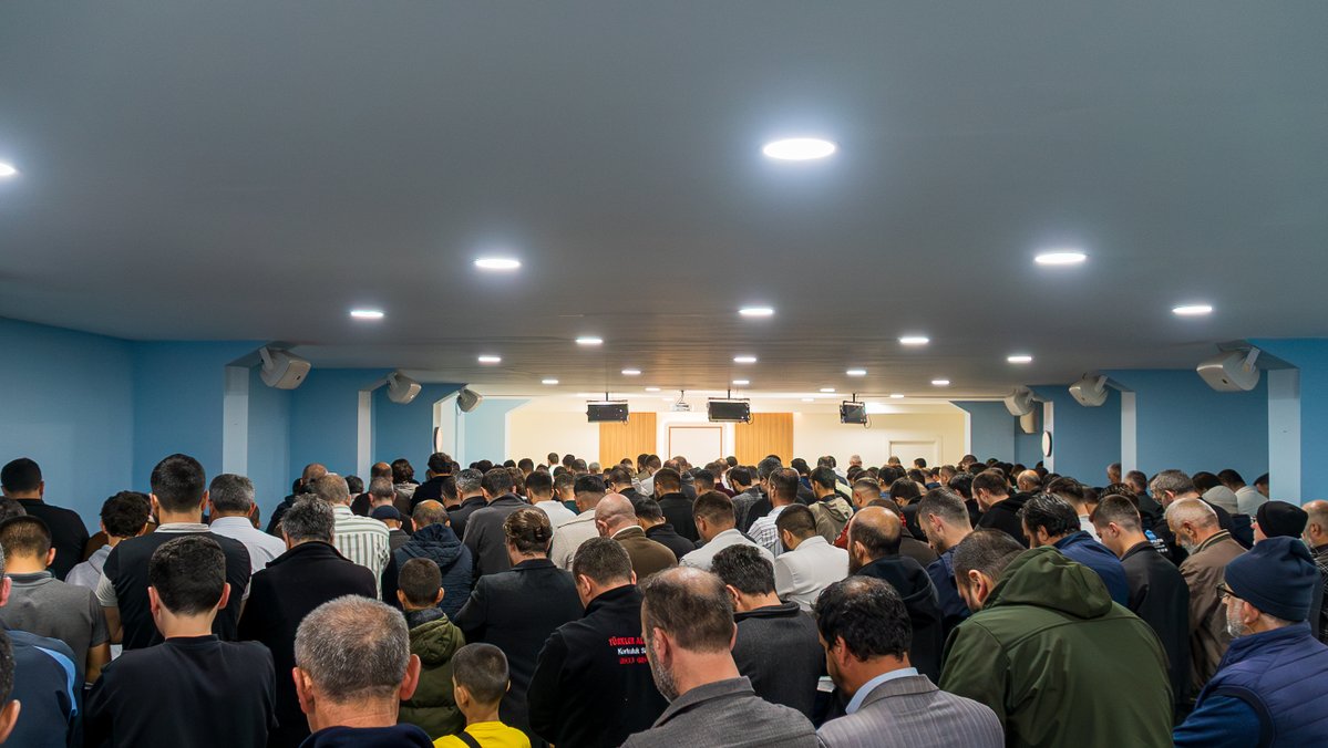 tevhidekip_'s tweet photo. 📍 Konya

Konya’da bayram sabahı tekbirlerle başladı. Kurbanın manası; sadece kesilen hayvanlarla değil, kulun Rabbine yaklaşmak için vazgeçebildiklerinde saklıydı. Temsilcilikte bir araya gelen kardeşler, bu hakikati bayramın sevinciyle yeniden hatırladı.