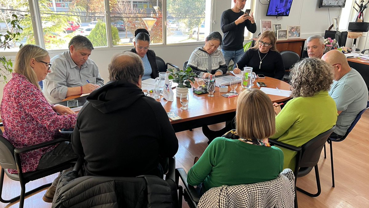 cdtrelew's tweet photo. #Transporte | 🚌 La Comisión de Asuntos Legales se reunió con integrantes de la Comisión Asesora de Preadjudicación para evaluar el pliego del servicio de transporte urbano de pasajeros.

👉 https://t.co/dapoXzXtaV https://t.co/2uYXkvIRfC