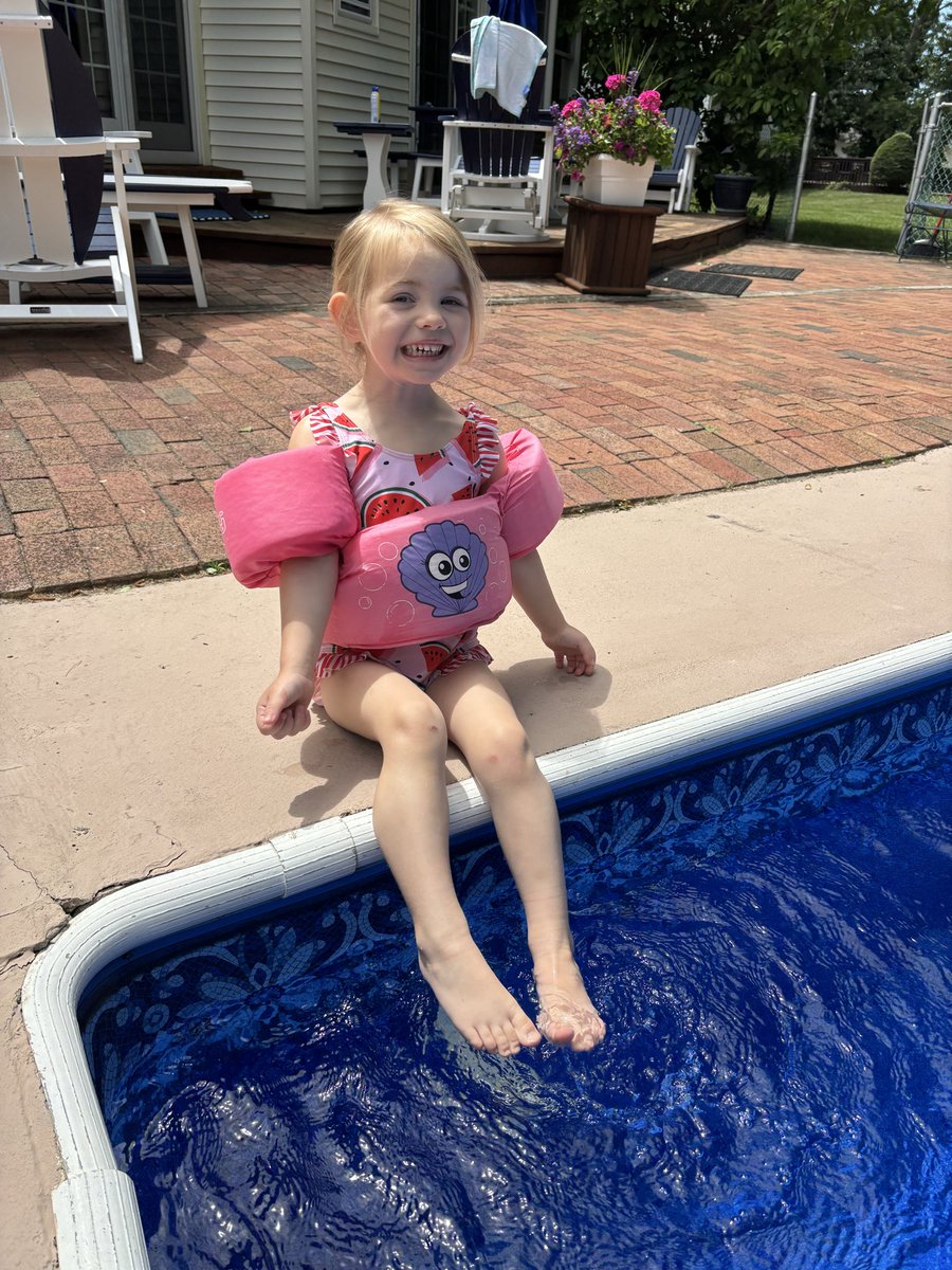 juliaruslander's tweet photo. Smiles for first toe tips in the pool https://t.co/6VQ25fB00O