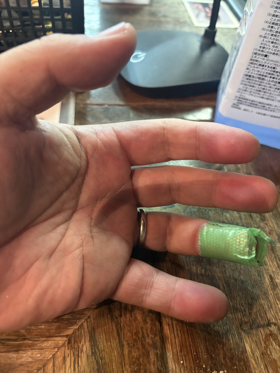 connectedkanda's tweet photo. 久しぶりにベース弾いたら
指が一瞬でボロボロになったよ
😭😭😭 https://t.co/hIQgv3mkpQ