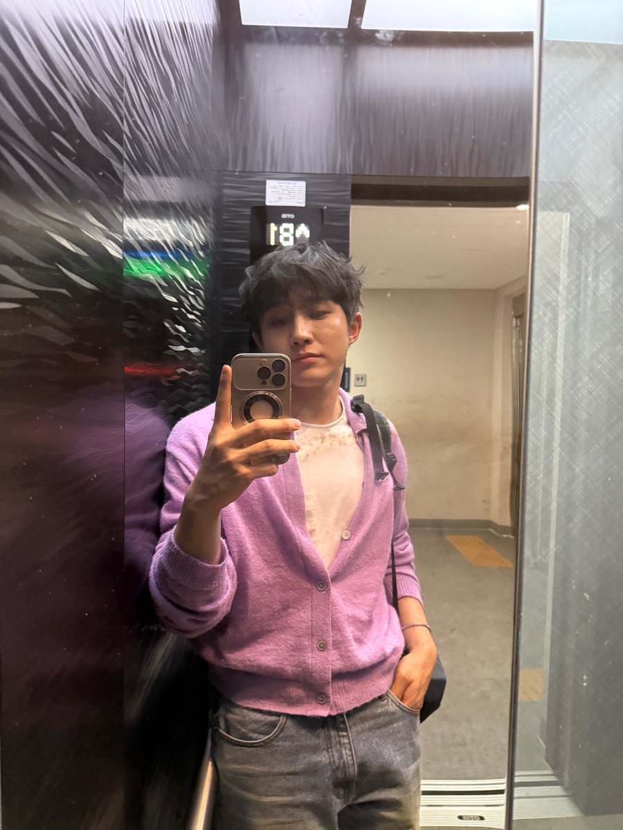 stanastro1602's tweet photo. Jinjin sending an elevator selfie!!😅🫣

#JINJIN #진진 #ASTRO #아스트로 https://t.co/Ct81udof2e