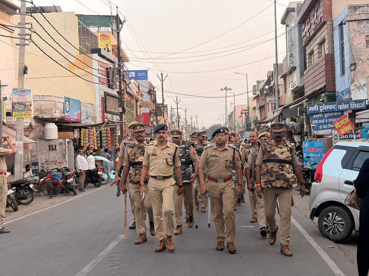 bulandshahrpol's tweet photo. आगामी बकरीद पर्व को सकुशल, शांतिपूर्ण एवं सौहार्दपूर्ण वातावरण में सम्पन्न कराये जाने के दृष्टिगत अपर पुलिस अधीक्षक नगर श्री अभिषेक प्रताप अजेय द्वारा थाना गुलावठी क्षेत्रान्तर्गत ईदगाह एवं मिश्रित आबादी वाले क्षेत्रों का भ्रमण कर सुरक्षा व्यवस्था का जायजा लिया गया। इस दौरान पुलिस बल के साथ पैदल मार्च किया गया तथा आमजन को सुरक्षा का एहसास कराया गया।
#UPPolice