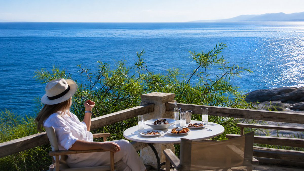 GreekSpirits's tweet photo. Ο καιρός φόρεσε τα καλά του🌞 κι εμείς τον ακολουθούμε τρέχοντας να προλάβουμε τραπεζάκι αδειανό μπροστά στη θάλασσα 🌊.  Aυθεντικές γεύσεις με άρωμα Ελλάδας 🇬🇷 και καλοκαιρινή διάθεση!
🍽️ Ούζο, μεζέδες και θάλασσα… τι άλλο να ζητήσεις; https://t.co/Vth39HwHm5