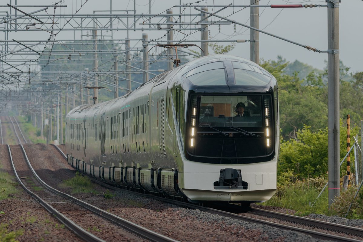 TYs730's tweet photo. Ｃ経路行ったついでに「TRAIN SUITE 四季島」
ただし背中には室蘭方向に向かう列車が接近していてベスポジでもろに被られるという結果に。
とりあえず記録として。
#四季島 #キリトリセカイ #鉄道写真 #失敗 https://t.co/ZACbjmecyX
