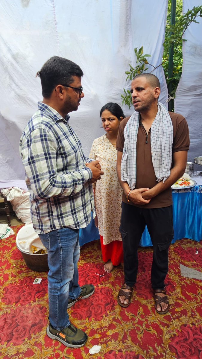 V9935868835's tweet photo. @brajeshlive हमारे बॉस आदरणीय बृजेश सर जो पत्रकारों के होने वाली घटनाओं पर हमेशा पत्रकारों के साथ खड़े होते हैं। वो पत्रकार चाहे किसी भी संस्थान में कार्यरत रहा हो। 
आज आदरणीय बृजेश सर को जानकारी हुई कि मेरठ के रहने वाले राजेश अवस्थी जी जिन्होंने दैनिक जागरण के लिए लंबे समय तक निष्पक्ष पत्रकारिता की। दैनिक जागरण छटनी के बाद वह किसी प्रकार से अपना जीवन यापन कर रहे है। अचानक पत्रकार परिवार पर विपदा आयी और राजेश जी दुनिया छोड़कर चले गए। इन परिस्थितियों की जानकारी हमारे बड़े भाई नरेंद्र जी को मिली तो उन्होंने हमारे हम सभी के बॉस बृजेश सर से सम्पर्क करके उन्हें पीड़ित परिवार के बारे में जानकारी दी। तो बृजेश सर ने तत्काल स्व० राजेश जी के परिवार से वार्ता की और उनकी पीड़ित पत्रकार परिवार आर्थिक मदद करते हुए उन्हें सम्बल प्रदान किया। हमे गर्व है कि हम ऐसे बॉस के संस्थान में काम कर रहे हैं जिन्हें भारत समाचार ही नही अपितु पत्रकार जगत से प्यार है। बृजेश सर अक्सर पत्रकारों के ऊपर आने वाली विपदाओं में हमेशा मदद के लिए तत्पर रहते है। फिर वह पत्रकार किसी भी संस्थान का हो। बहुत धन्यवाद बृजेश सर,