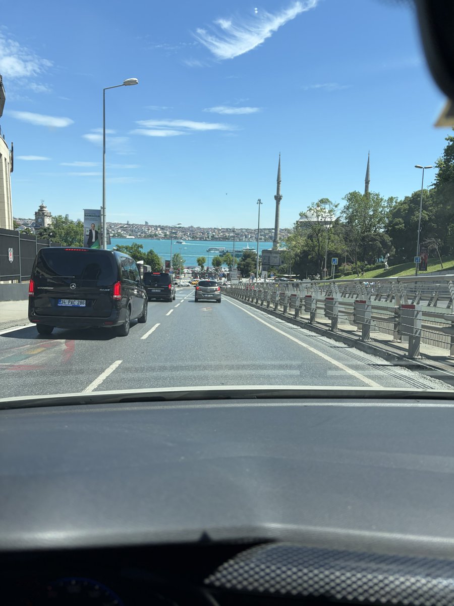 ozaklyy's tweet photo. bi daha kimse bu ülkeye sarı filtre atmayacak https://t.co/th8oDnfegf
