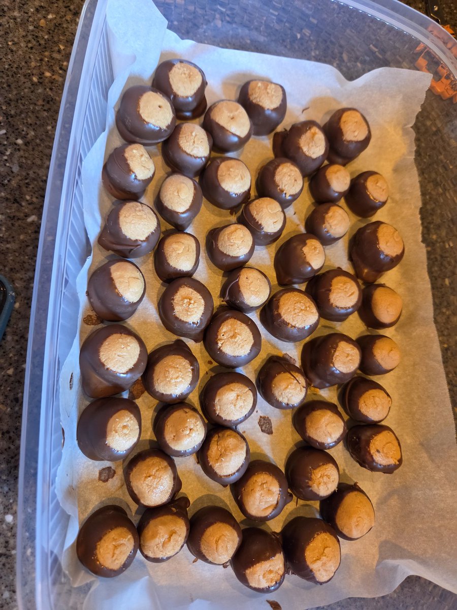 eeb31's tweet photo. It's almost a Pittsburgher's wedding, so it's time to finish my dress alterations (as a guest) and prep cookies! https://t.co/vXhScFLbNN