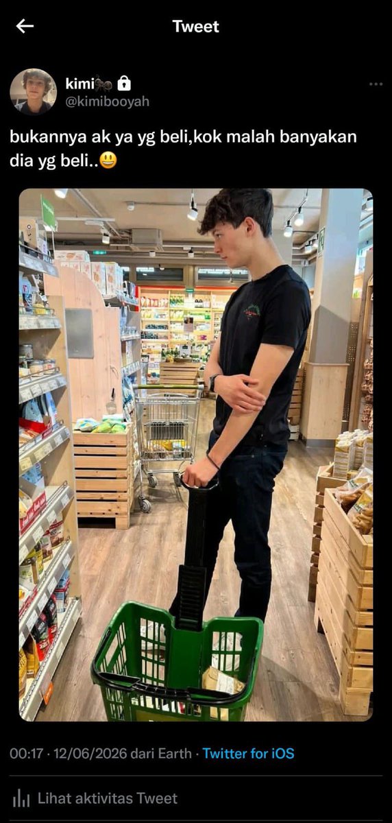 wennocheck's tweet photo. #bearnelli : When lo takut sendiri but lowkey mau caper ke crush juga..
#KA12
#OB81 https://t.co/oiBf4DhJV8