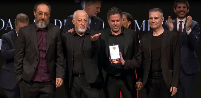 IndeGranada's tweet photo. Los Planetas reciben la Medalla de Oro al Mérito en las Bellas Artes

@LosPlanetasGr son una de las bandas más importantes de la música española y el galardón que concede @culturagob así lo reconoce
👇👇👇
https://t.co/GSV6JFIpfK https://t.co/TFGBlcwhvU