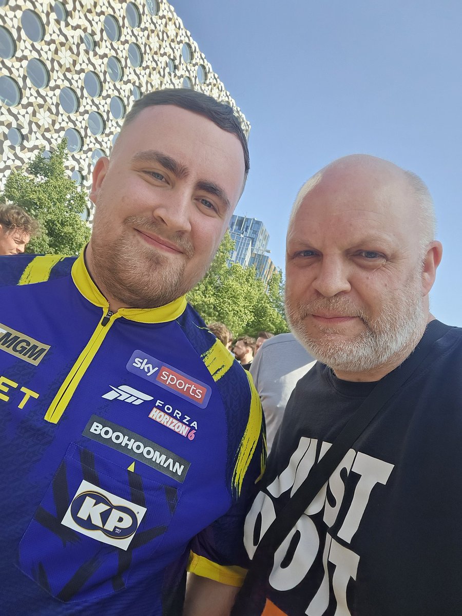 MarkCAFC1905's tweet photo. Just seen @LukeTheNuke180 down the @TheO2
Thanks for the pic mate 👌🏻 #TheNuke 🎯 https://t.co/k6LRFzhQxF