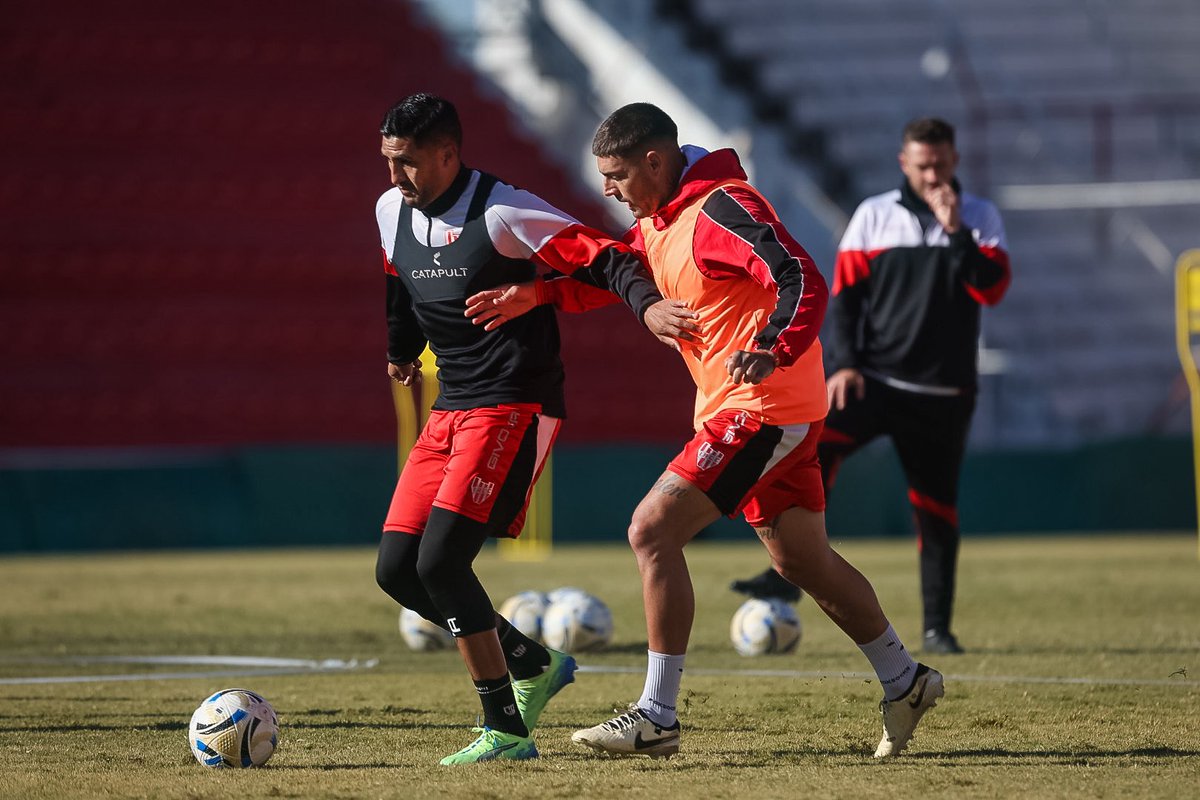 InstitutoACC's tweet photo. 𝗟𝗔 𝗚𝗟𝗢𝗥𝗜𝗔 𝗘𝗡𝗧𝗥𝗘𝗡𝗔 𝗘𝗡 𝗖𝗔𝗦𝗔 ⚽️🔋

🏟 Práctica matutina en el Monumental de Alta Córdoba.

🔜 El albirrojo ultima detalles para enfrentar a Lanús en Copa Argentina. 

#VamosGloria 🔴⚪️ https://t.co/7iz39Z25g3