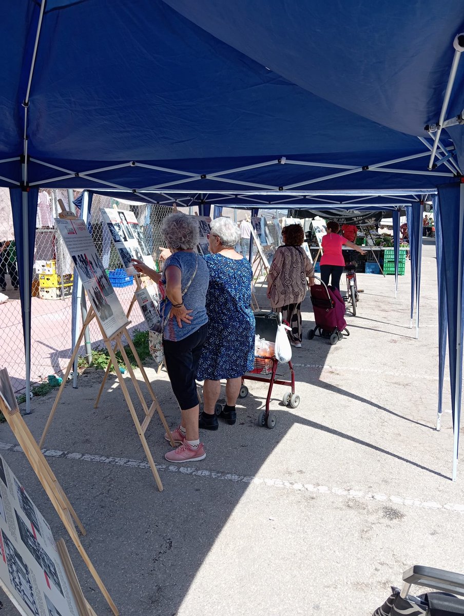 PSantomera's tweet photo. Exposición “Voces de Santomera. Fotos para el recuerdo”.
Decenas de vecinos y escolares han curioseado esta joya patrimonial en forma de imágenes expuesta esta mañana en el mercado semanal de Santomera. #educandoenpatrimomio https://t.co/u1tdDN48Po