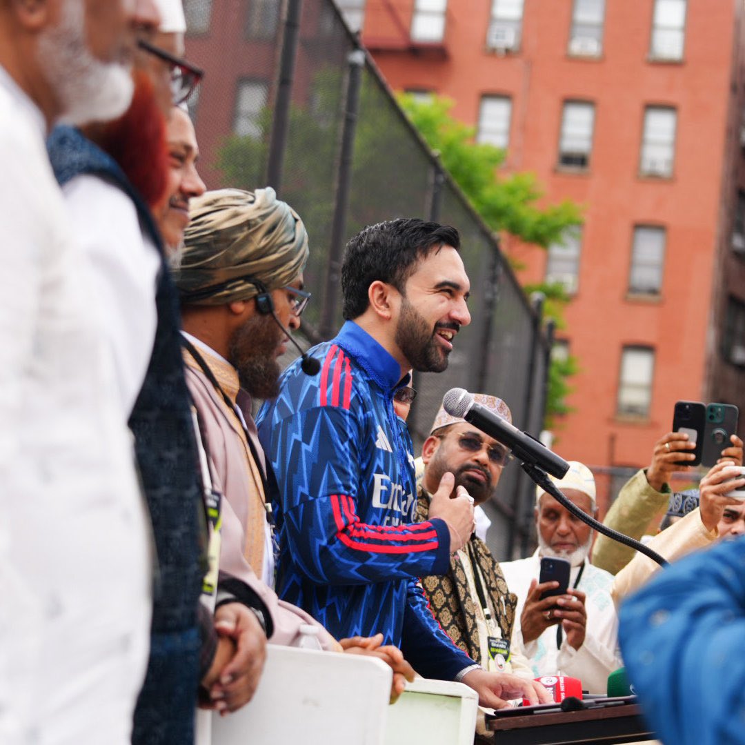 FrenchRapUS's tweet photo. 🚨 INCROYABLE ! 

Le maire musulman de New-York est apparu aujourd’hui avec un qamis d'Arsenal pour fêter l’Aid 😭 https://t.co/VWD00OY0hD
