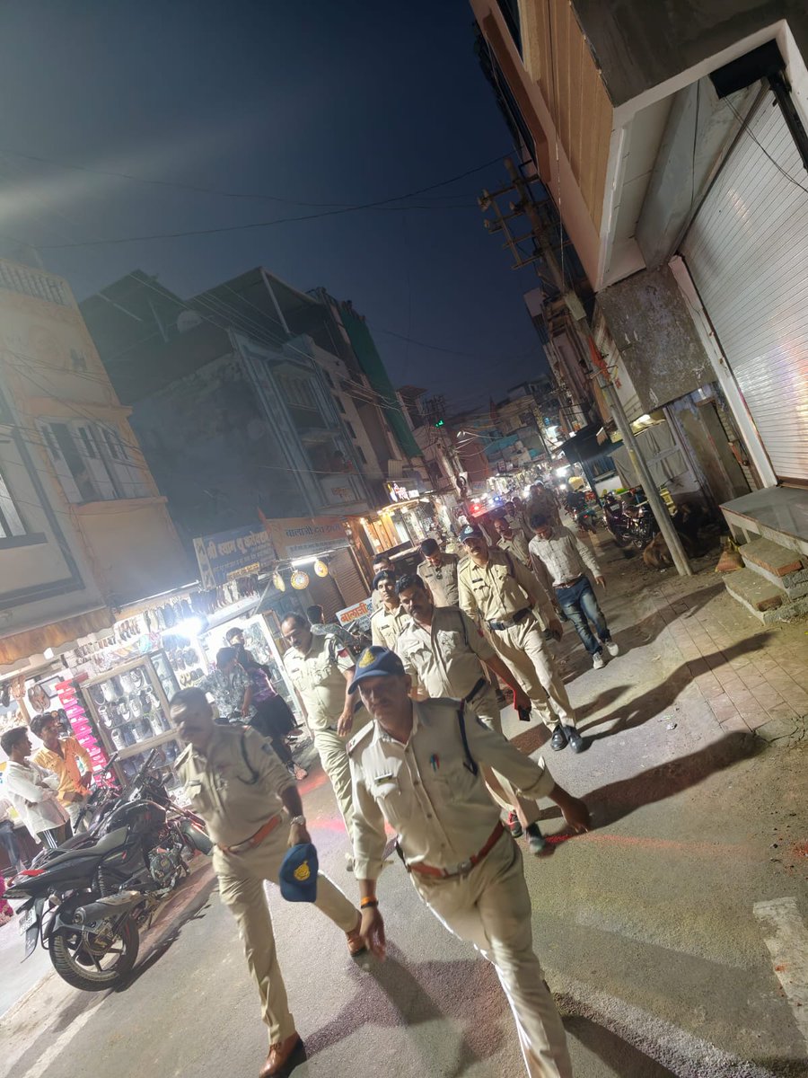 SP_Neemuch's tweet photo. ईद-उल-जुहा (बकरीद) के दौरान जिले में कानून व्यवस्था एवं शांतिपूर्ण ढंग एवं साम्प्रदायिक सौहार्द में मनाने हेतु संवेदनशील क्षेत्रों में पुलिस बल का फ्लैग मार्च, ईद-उल-जुहा (बकरीद) को शांतिपूर्ण ढंग एवं साम्प्रदायिक सौहार्द वातावरण में मनाने की की गई अपील   @CMMadhyaPradesh @DGP_MP https://t.co/UMgLUGHXSV