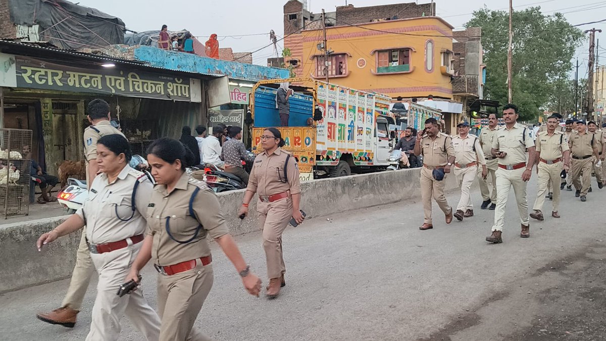 SP_Neemuch's tweet photo. ईद-उल-जुहा (बकरीद) के दौरान जिले में कानून व्यवस्था एवं शांतिपूर्ण ढंग एवं साम्प्रदायिक सौहार्द में मनाने हेतु संवेदनशील क्षेत्रों में पुलिस बल का फ्लैग मार्च, ईद-उल-जुहा (बकरीद) को शांतिपूर्ण ढंग एवं साम्प्रदायिक सौहार्द वातावरण में मनाने की की गई अपील   @CMMadhyaPradesh @DGP_MP https://t.co/UMgLUGHXSV