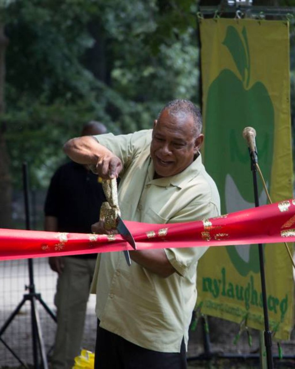 NYLaughs's tweet photo. In 2015, we took over Central Park's Mineral Springs and gave New Yorkers a reason to laugh. NYC Parks Commissioner Mitchell J. Silver kicked off the season, and @dlemoncomedy, @arthurmeyer13, @chloe_hilliard, and @eddiecomic made sure no one left without sore cheeks. https://t.co/HpMVliFRP0