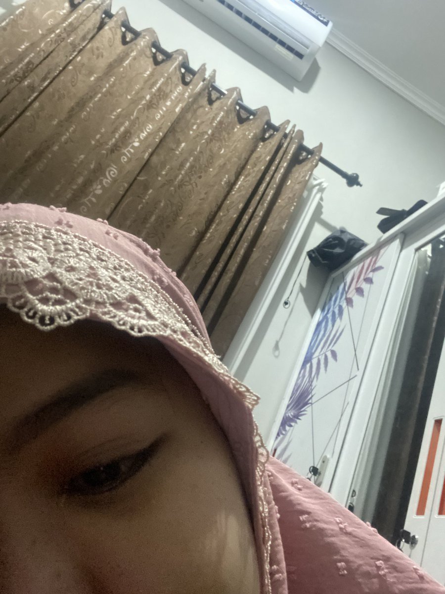 medivaaa's tweet photo. Haha hihi tapi aslinya udah capeee banget sama hidup https://t.co/3jTOg2AaV9