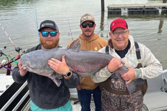 WTHITV's tweet photo. That is a lot of catfish. Learn more about the record-breaking catch here >>> https://t.co/88hgItoRPL https://t.co/6x06tDDQnW