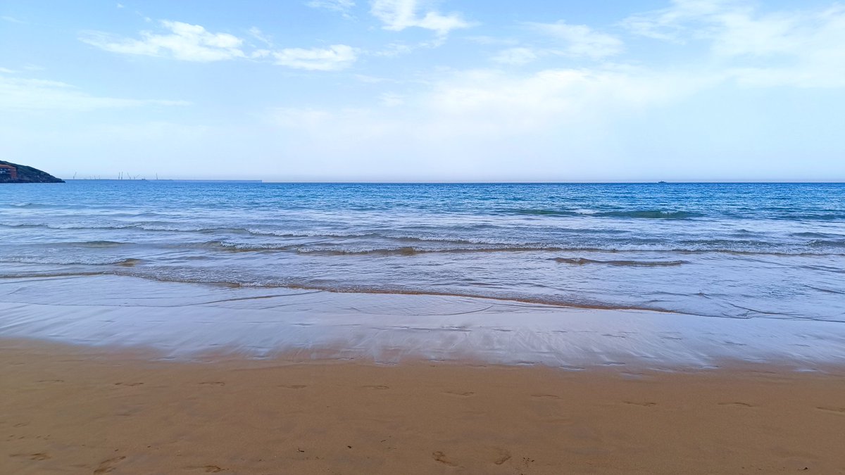 Townendpeter's tweet photo. La playa de San Lorenzo de Gijón, Asturias, 16:40h, miércoles, 27 de mayo, 2026 @eltiempotpa @eltiempotpa @AEMET_Asturias @LaMeteoAstur @1967fct @tiempoasturias @tiempodejavimo @tiempobrasero @TurismoAsturias @GijonTurismo @aquilatierratve @Permisos_DAG https://t.co/qhs0oFZNHM
