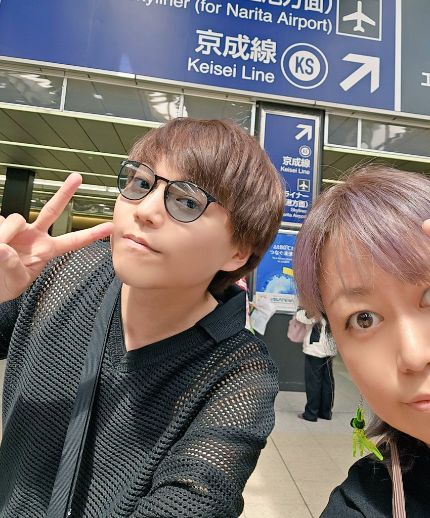 ori_cos718's tweet photo. 今日なたりさんとスタジオの下見に行った帰りに日暮里駅で乗り換え~…と思っていたら『オリさん!』って呼ばれて振り向いたら #MIKAGEPROJECT の #佐藤公基 さんがいてビックリしました‼️❇️日本全国のみならず海外でも大活躍中の公基さん‼️❇️
またヘアメイク担当させて下さい😆❇️ https://t.co/wKmrqQM8Gs