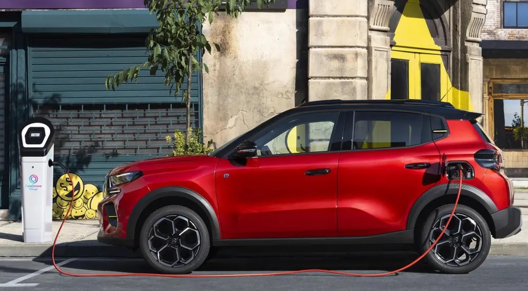 CitroenProvecar's tweet photo. El eléctrico más económico con ayudas NO es chino 🤯 Es el Citroën ë-C3.

Con el anticipo del Plan Auto+ y los CAE, empieza desde 11.700 €*

*Precio sujeto a condiciones de financiación, unidades disponibles, requisitos del Plan Auto+ y tramitación CAE.

📍Cta de Mahora,Km 2,300 https://t.co/3jwp8mGdqH