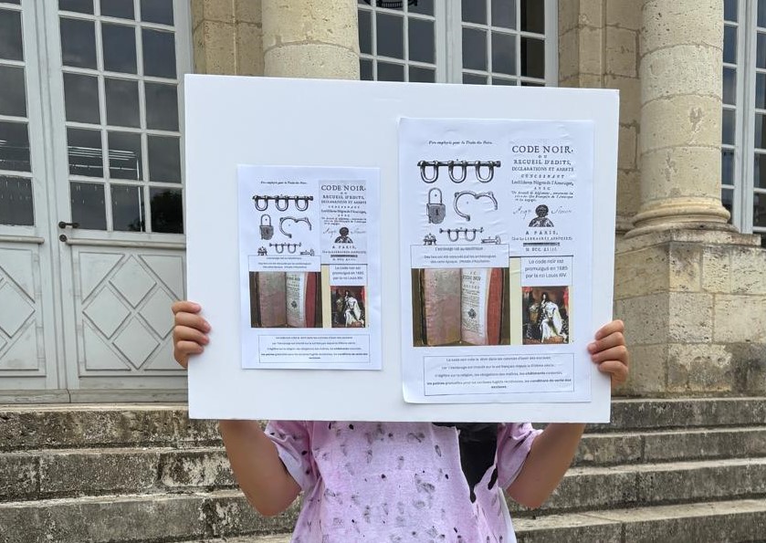 Prefet47's tweet photo. #Cérémonie |  Sophia Skrzypec, directrice de cabinet, a accueilli des élèves du  collège Dangla d'Agen, dans le cadre des commémorations dédiées à la  mémoire de l’esclavage.

👧 Les  collégiens ont présenté un projet mené dans le cadre de leur parcours  citoyen autour du thème « Esclavage et racisme : une histoire liée ». Ce  travail s'inscrit dans la préparation du forum contre le racisme et les  discriminations du Collège.

📣Au cours  de cette commémoration, les élèves ont pris la parole à travers des  discours, des poèmes, des chants ainsi qu’une restitution autour de  l’ouvrage Deux Graines de Cacao, étudié en cours de lettres.

"L’enseignement  de l’histoire et le travail de mémoire permettent aux élèves de mieux  comprendre le passé, mais aussi de réfléchir aux enjeux contemporains  liés au respect de la dignité humaine, à la lutte contre le racisme,  contre les discriminations et contre toutes les formes d’exploitation".  Sophia Skrzypec