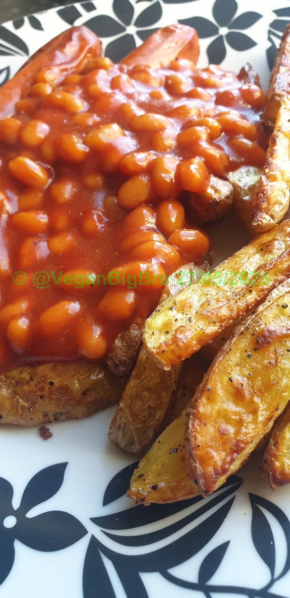 VeganBigBro's tweet photo. What was on the #vegan plate tonight?
Homemade Salt & Black Pepper Oven Chips, Smokey B-B-Q Baked Beans, 'Kasvipohjainen' MUU Smoked Chilli Sausage.
#VeganForTheAnimals #ItsEasy2bVegan #VeganFood #Vegan4Life #SvenskaVeganer #KeepDeathOffThePlate #HomeCooking #Vegaani https://t.co/JiW86Fjpys