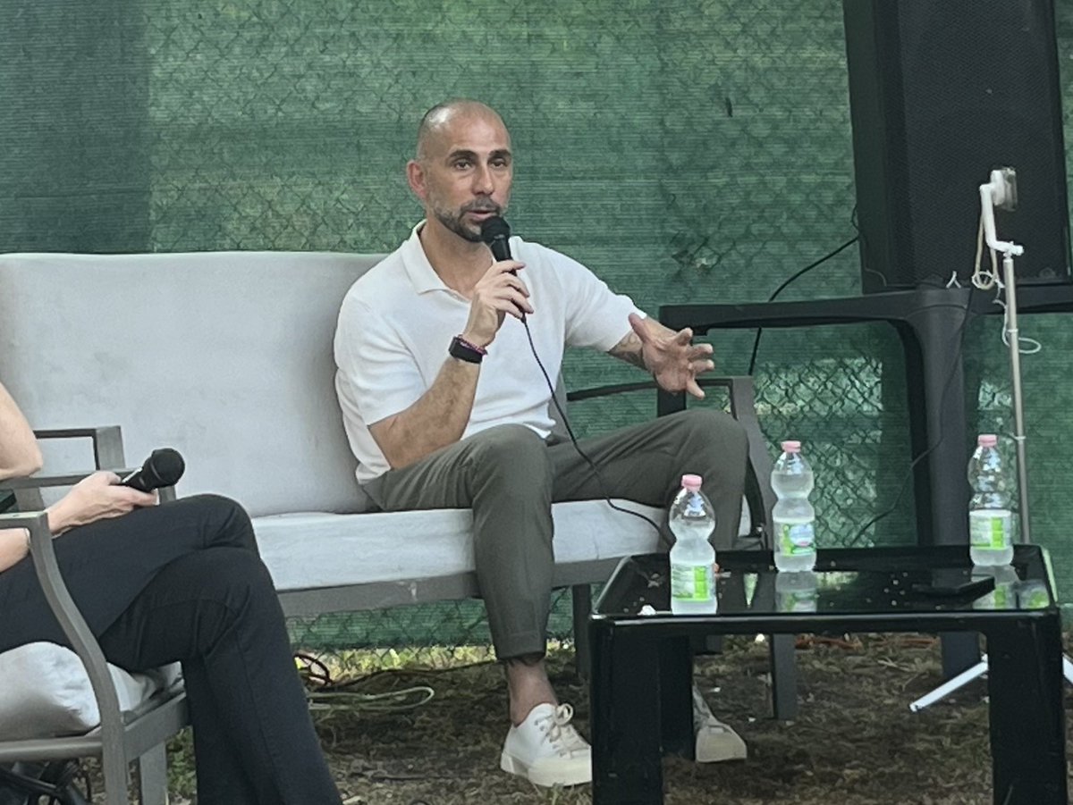 LeoBosello's tweet photo. 🗣️⤵️ Alcune risposte di Marco #DiVaio sul futuro di #Italiano e il futuro del #Bologna 

“Cosa succederà con Italiano?
Dopo l’incontro vi diremo quello che sarà. Tra domani e venerdì, ci siamo per l’incontro. 

Siete rimasti sorpresi dell’incontro di ieri a Roma per parlare con il #Napoli?
Fa parte del nostro mondo, ma non ci hanno avvertito… non è una grande novità nel nostro mondo. La nostra idea non cambia su quello che vogliamo fare con Italiano. Anche Mihajlovic era andato tante volte a parlare… che Italiano possa essere nella lista delle grandi squadre ci rende orgogliosi, perché ci ha portato una grande coppa. Vuol dire che stiamo facendo un lavoro importante. 

Se vi dice di andare via? Si tiene un allenatore controvoglia?
Ci dispiacerebbe molto, perché siamo convinti che con il mister abbiamo più possibilità di tornare in europa l’anno prossimo. 

C’è un limite temporale per trovare un nuovo allenatore?
Se c’è da prendere quel tipo di decisione, prima si prende meglio è. La strategia del #calciomercato cambia qualcosa in base all’allenatore. Ci dovremo adeguare, se fosse, alle indicazioni del nuovo allenatore. Continueremo con un allenatore che fa un modulo simile al nostro, non andremo con un allenatore da 352. Sarà un #mercato molto lungo anche per quello che sta succedendo con gli allenatori”