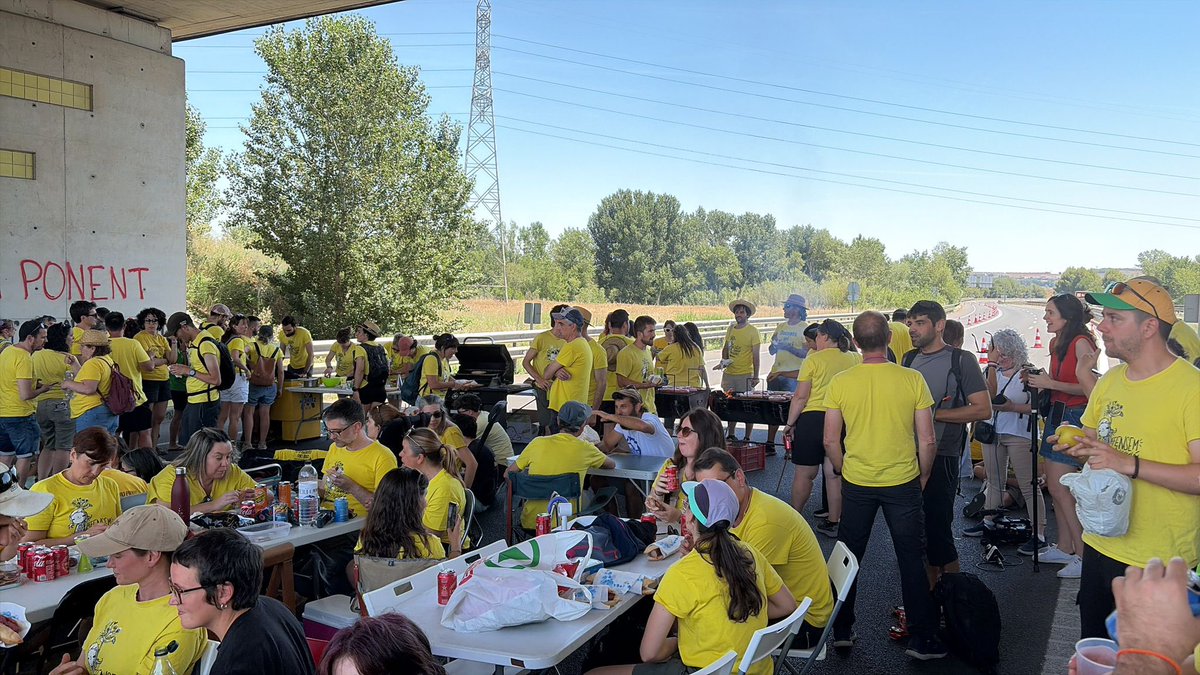 xavierdtv's tweet photo. Què bonica i diferent ha estat la jornada de lluita avui. 
Seguirem lluitant fins la victòria!💪💪 https://t.co/mz2FfoquzX