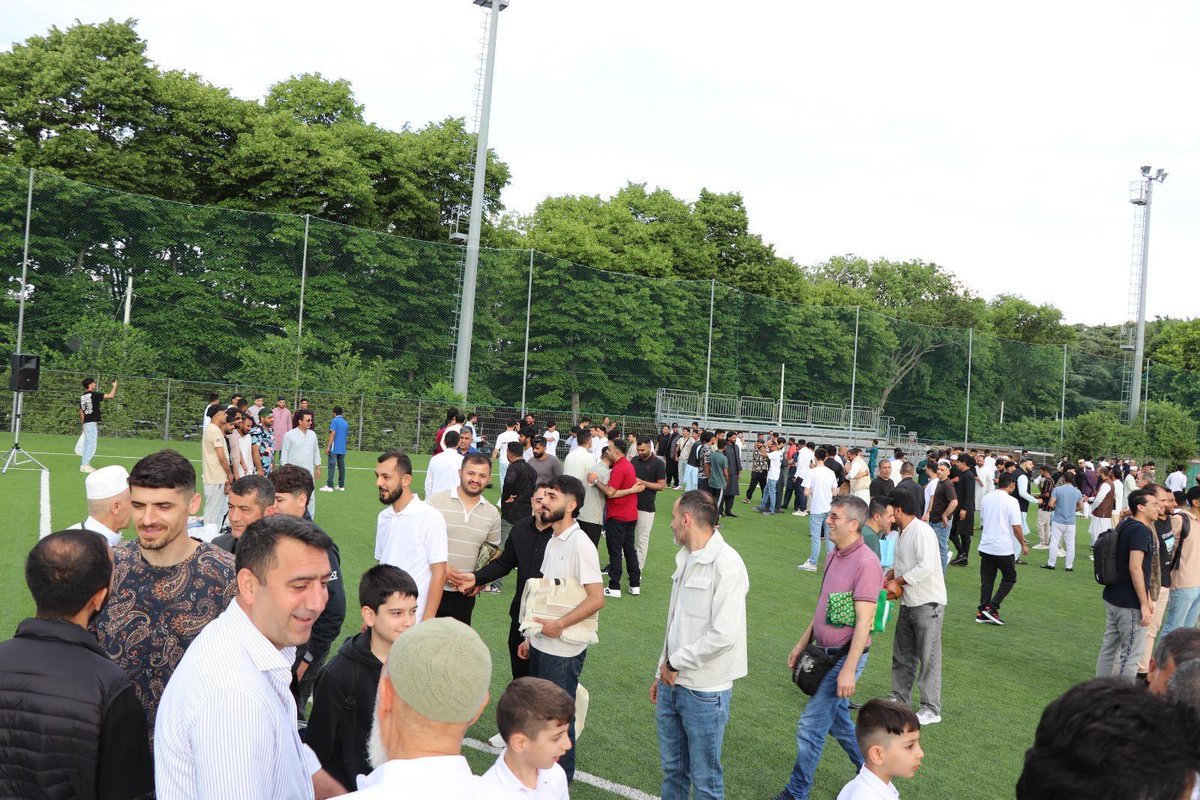 Habernasonline's tweet photo. İtalya’da Coşkulu Kurban Bayram Namazı.

İtalya’nın Trieste Şehrinde Faaliyet gösteren Saidi Nursi Camii, Cemaatin yoğunlundan dolayı Futbol sahasında Bayram Namazı kıldı.

https://t.co/ehf21KsVWb https://t.co/7kvxnNCW8q