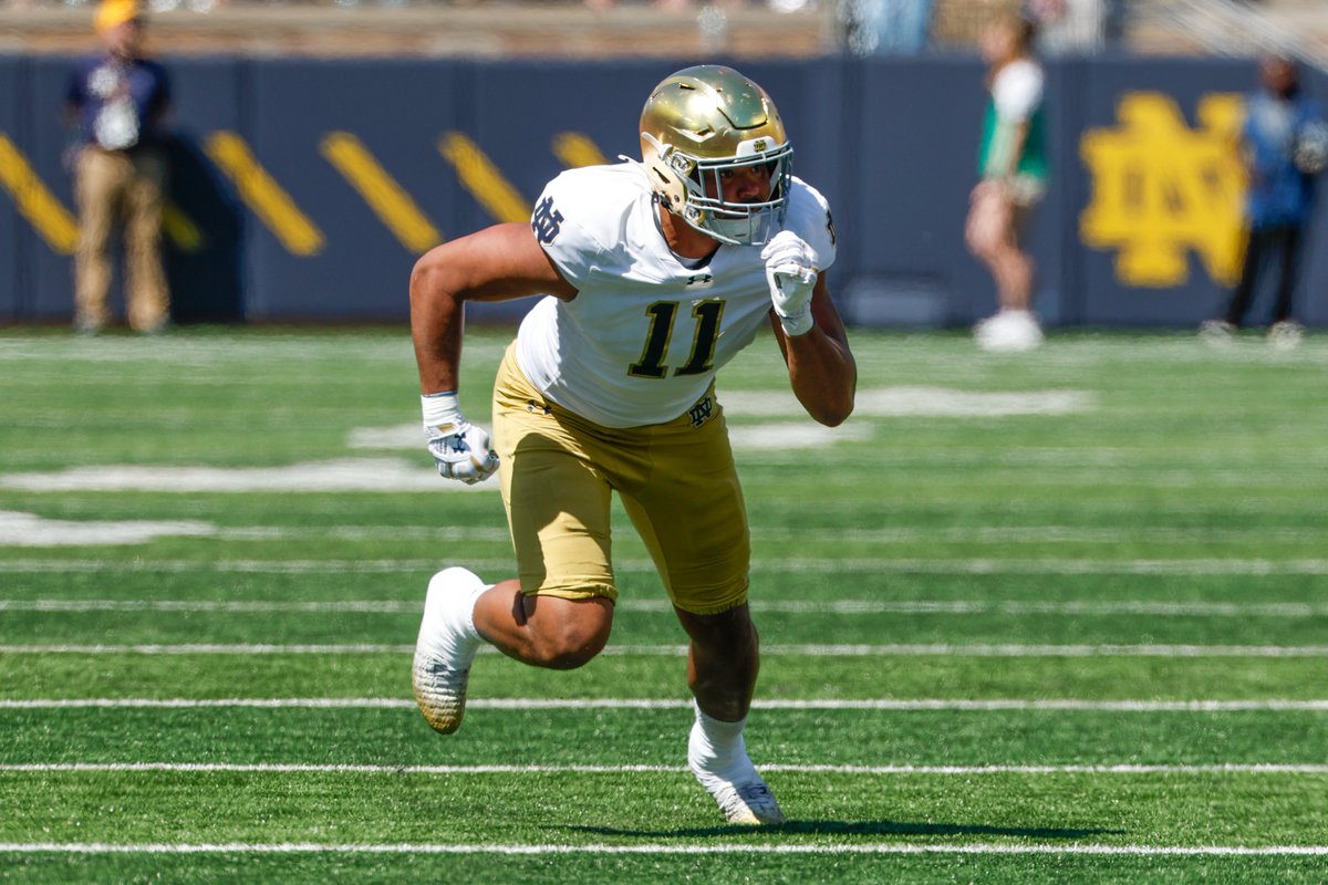 EHansenND's tweet photo. NEW: Five players who could shake up the #NotreDame football defensive depth chart with strong summer surges 👀

A position-by-position look at the wild cards to follow as Irish summer workouts come into focus. ☘️ 

DETAILS: https://t.co/Un9yYggoD9 https://t.co/di7kKvESZb