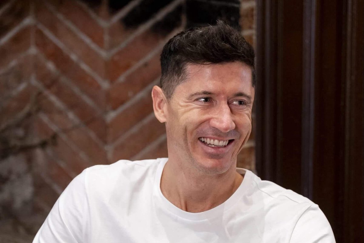 ManUtdBR's tweet photo. 🇵🇱🗣️|  Robert Lewandowski sobre os rumores envolvendo o Manchester United:

“O Manchester United é um grande clube, o maior clube da Inglaterra, com muita história. Será um prazer jogar por um clube assim. Eu me lembro de quando Thomas Müller costumava nos dizer o quão desesperado ele estava para jogar por eles, todos nós amávamos o clube porque todos sabem o quão gigante o United é no futebol.

“Claro, eu gostaria de jogar em um grande estádio como Old Trafford diante de grandes torcedores. Se tudo correr perfeitamente, eu não hesitarei, porque ninguém diz não ao maior clube da Inglaterra.”