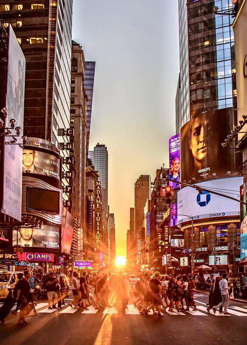 NYCkopp's tweet photo. Photos of Manhattanhenge over the years ☀️ https://t.co/sEZ6ObcLC7
