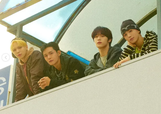 UpdateKBoys's tweet photo. VÃO VOLTAR! O BX (CIX) em story no Instagram sobre a situação de disband do grupo:

Fã: Depois do disband, agora você está sendo um cidadão normal? 
BX: Não é disband, mas paramos por um tempo~ Apesar disso ainda temos nosso chat em grupo

#CIX #BX #병곤 https://t.co/H8YJHAYrG8