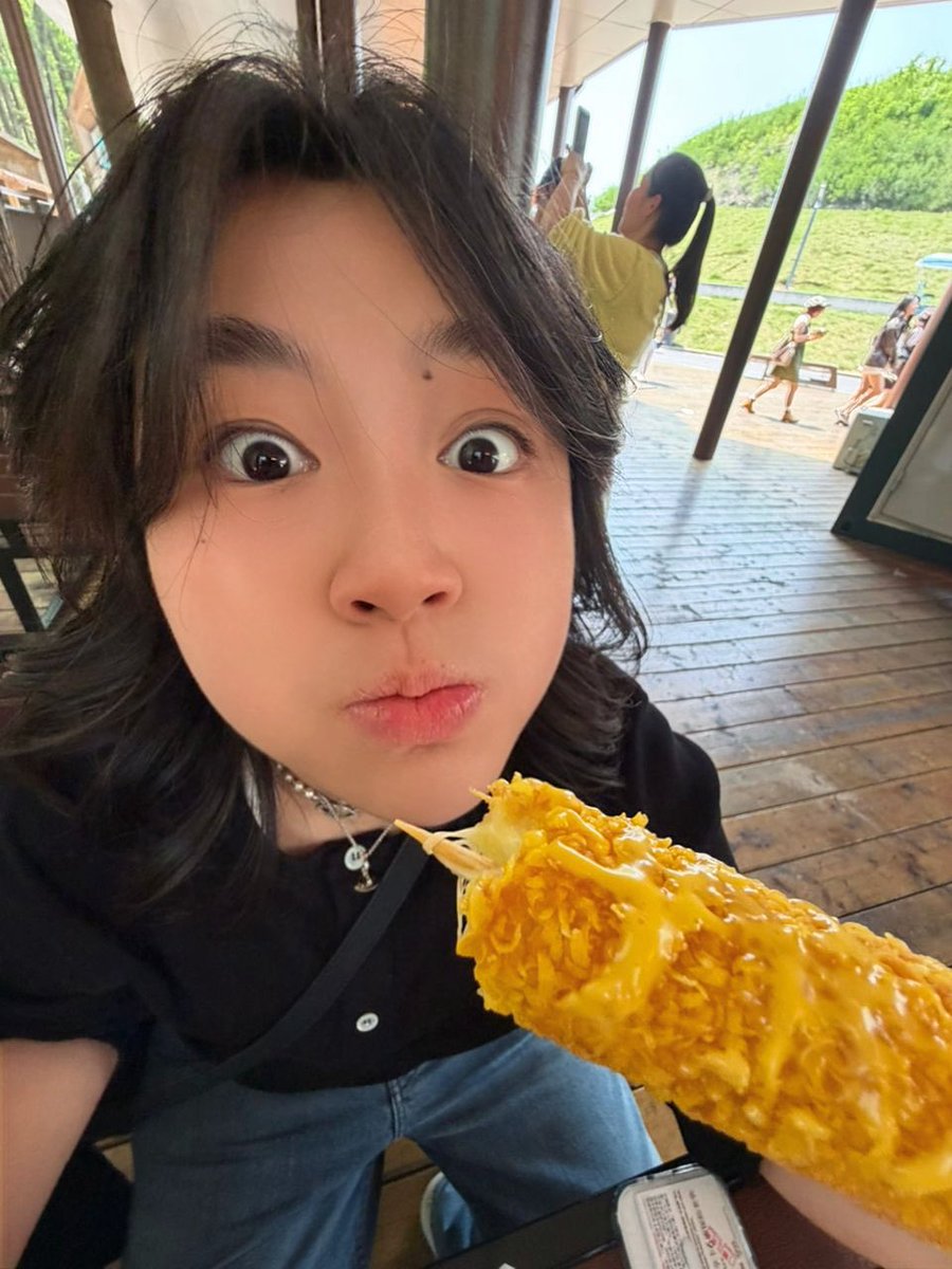 nanayyangg's tweet photo. just a tiny adorable baby 不是她看起来真的好笨啊 我不行了

#wlw #le #les https://t.co/6P2s96rrVu