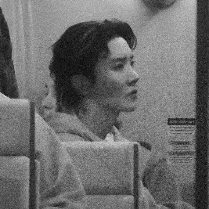 hobigaloree's tweet photo. his side profile is seriously no joke https://t.co/IfxkQRnBWV