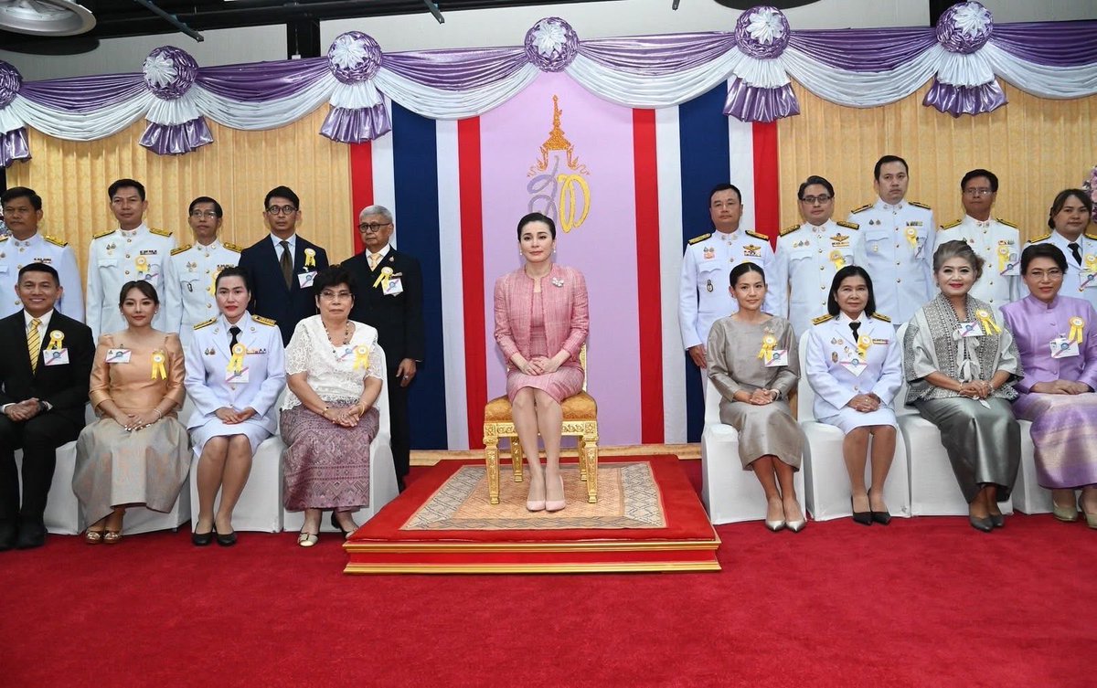 HupzdNM9qWxEwUq's tweet photo. พระราชินี ทอดพระเนตรการแข่งขันฮอกกี้ คู่ชิงชนะเลิศแห่งประเทศไทย และพระราชทานถ้วยรางวัล ๔ รุ่น #ทรงพระเจริญ https://t.co/bvsf0FczrG