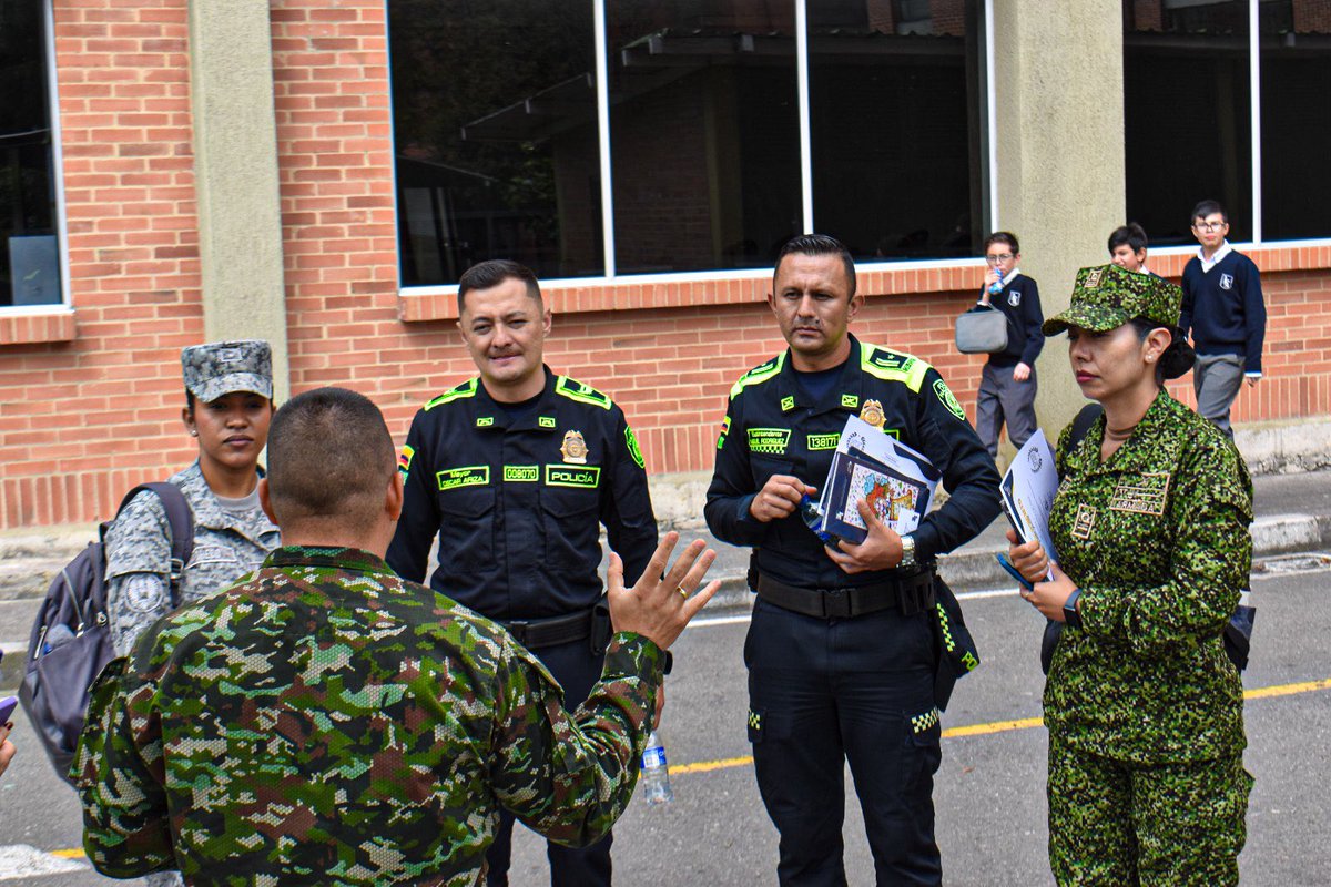ejercito_COPER's tweet photo. La Dirección de los Liceos del @COL_EJERCITO lideró un encuentro interinstitucional con establecimientos educativos de la @FuerzaAereaCol, @ArmadaColombia y @PoliciaColombia, fortaleciendo la cooperación educativa, el intercambio de buenas prácticas y la formación integral de las familias de la Fuerza Pública. 🇨🇴📚

Conoce más aquí: 🔗👉🏽https://t.co/XppYMnO148

#PatriaHonorLealtad