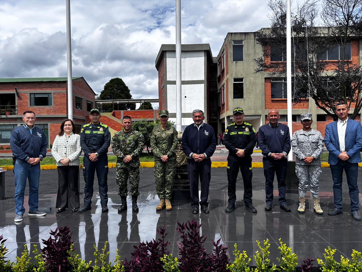 ejercito_COPER's tweet photo. La Dirección de los Liceos del @COL_EJERCITO lideró un encuentro interinstitucional con establecimientos educativos de la @FuerzaAereaCol, @ArmadaColombia y @PoliciaColombia, fortaleciendo la cooperación educativa, el intercambio de buenas prácticas y la formación integral de las familias de la Fuerza Pública. 🇨🇴📚

Conoce más aquí: 🔗👉🏽https://t.co/XppYMnO148

#PatriaHonorLealtad