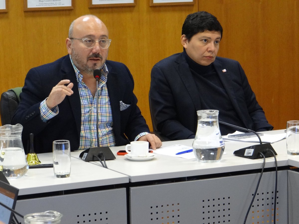 CoreBioBio's tweet photo. Cores en la comisión de Presupuesto y Proyectos de Inversión, donde junto al jefe de división de Presupuesto e Inversión del Gobierno Regional, analizan propuesta presupuestaria FNDR año 2027, bajo instrucciones de Circular N° 17 del Ministerio de Hacienda https://t.co/uwKNBRGIHh